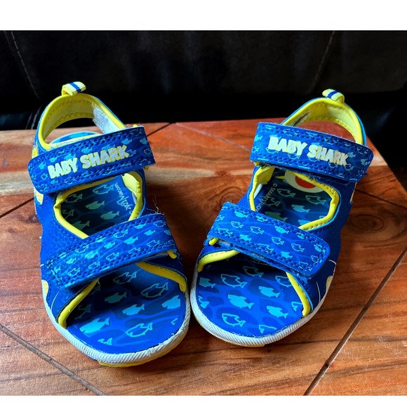 Baby Shark Sandals Size 10 Blue Yellow Beach Water Shoes Toddler Kids - Picture 11 of 12